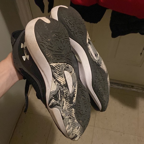 Black and grey under armour sneakers for men shoe side 9 - Picture 2 of 3